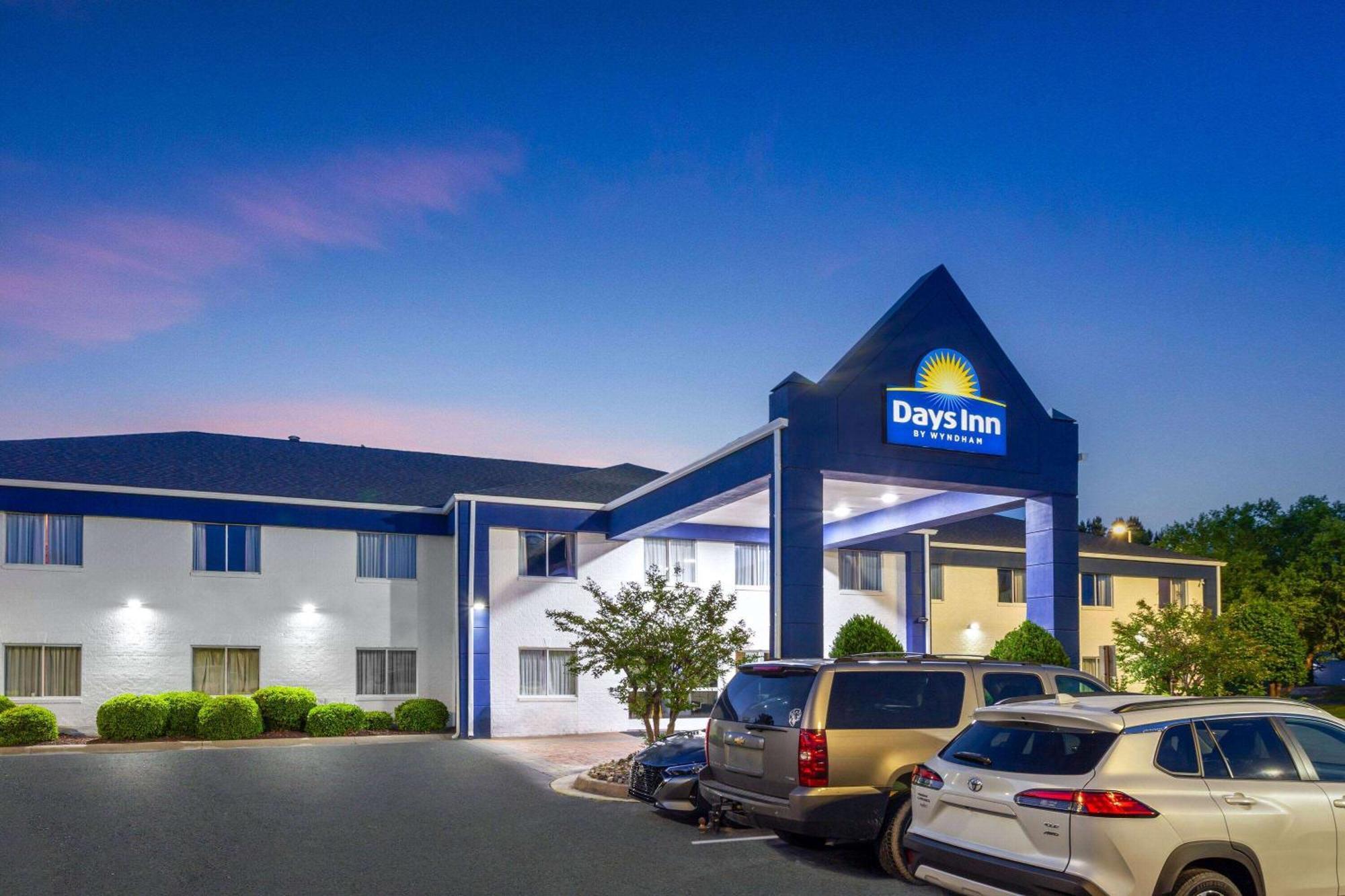 Days Inn & Suites By Wyndham Siler City מראה חיצוני תמונה