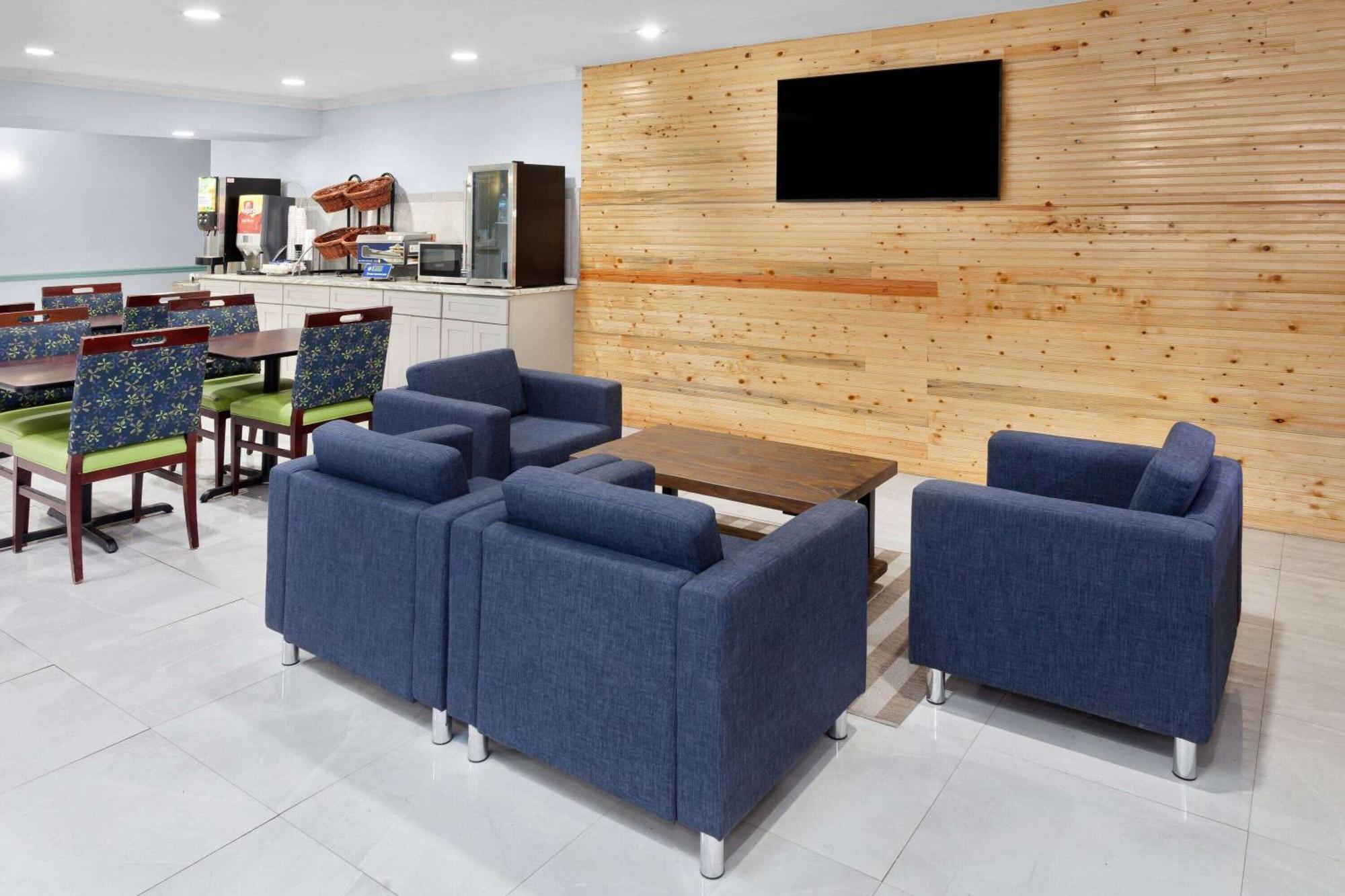 Days Inn & Suites By Wyndham Siler City מראה חיצוני תמונה