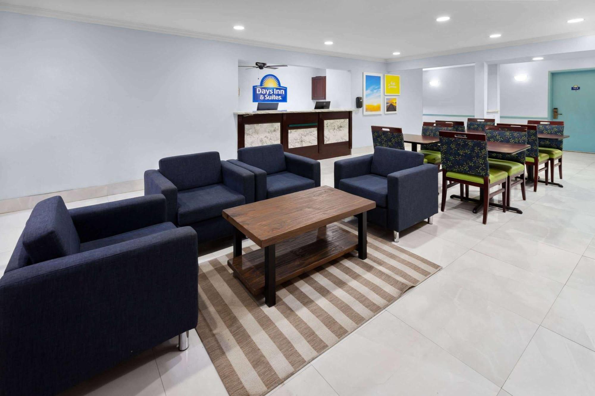 Days Inn & Suites By Wyndham Siler City מראה חיצוני תמונה