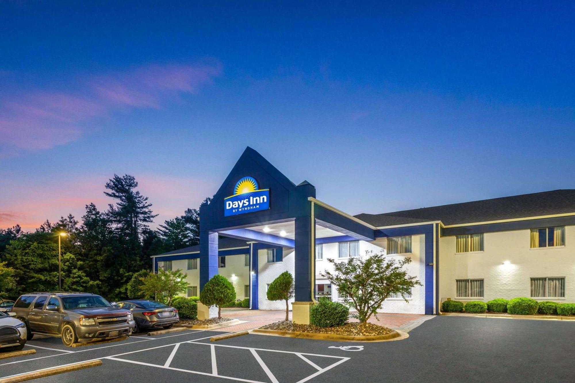 Days Inn & Suites By Wyndham Siler City מראה חיצוני תמונה